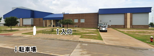 ラダー高校のオーディトリアムへの出入り口